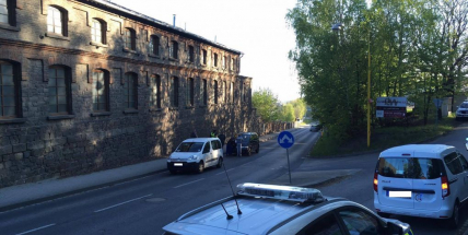 Nehoda dvou vozů blokuje jízdní pruh v Husově ulici