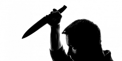 Policie stíhá muže, který vyhrožoval několika lidem zabitím