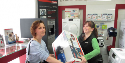 Výherkyně si převzala výkonný vysavač Miele