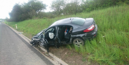 Aktuálně: Na mokré vozovce dostal smyk a skončil mimo komunikaci