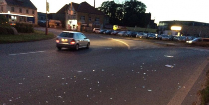 Pozor: Kruhový objezd u Dolní Obory plný střepů