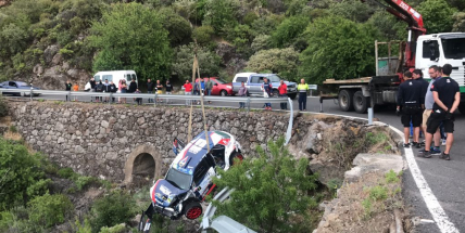 Černý při rally na Kanárských ostrovech skončil v propasti pod silnicí