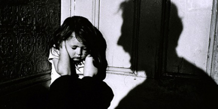 Týral své rodiče před nezletilou dcerou a hrozí mu až osm let ve vězení