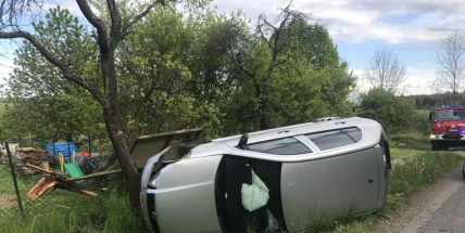 Osobní auto skončilo v Třebsku na boku, řidiče odvezla záchranná služba