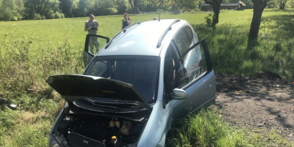Osobní vůz skončil u Věšína ve škarpě, na místě zasahuje i záchranná služba