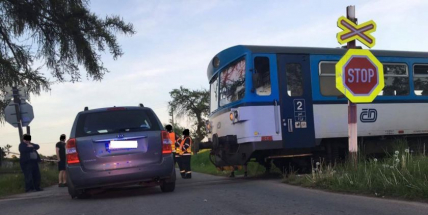 Srážka osobního automobilu s vlakem uzavřela silnici v Kosově Hoře