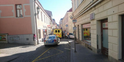 Osobní vůz srazil v Pražské ulici ženu, ta si poranila hlavu