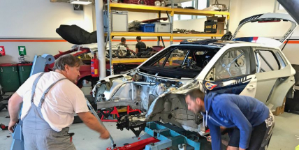 Po pěti bezesných nocích je auto Honzy Černého připravené na zítřejší závod