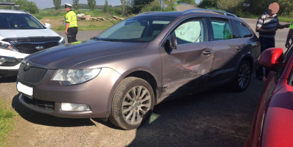 Nehoda dvou vozů komplikuje dopravu v Dlouhé Lhotě