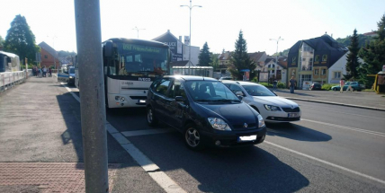V Jiráskových sadech se střetl autobus s osobním vozem