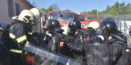 Netradiční cvičení příbramských hasičů při požáru ve věznici