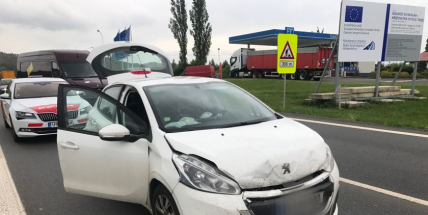 Nehoda osobního vozu s autobusem blokuje jízdní pruh v Dubenci
