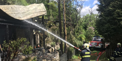 PRÁVĚ TEĎ: Hasiči likvidují požár dvou chat na Sedlčansku
