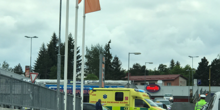 Vozidlo srazilo chodce v Žežické ulici