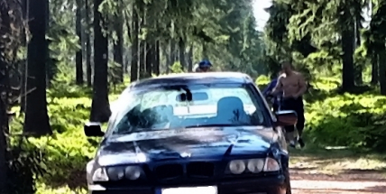 Spletlo si BMW širokou cestu v CHKO s dálnicí?!