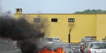 Na parkovišti v Brodské zachvátily auto plameny