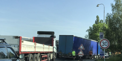 Evropská: Kolony, zmatkující řidiči, ucpaný kruhový objezd a kolaps dopravy