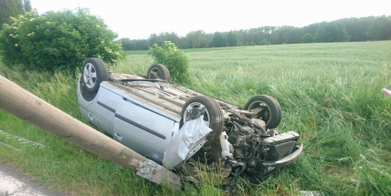 Aktuálně: U Zadního Poříčí  skončilo auto na střeše