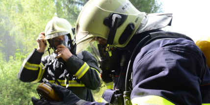 Ve vojenském výcvikovém prostoru Jince cvičili hasiči likvidaci požáru tlakových lahví