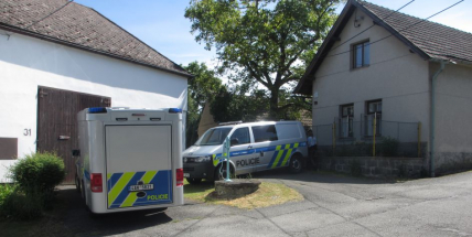 AKTUÁLNĚ: Policie šetří nález dvou mrtvých osob ve Hvožďanech