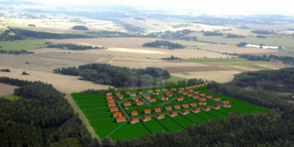 Bydlení v přírodě, přesto se vším komfortem města za zády? Jde to.