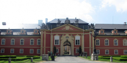 Dobříšský zámek dnes nabízí komentované vycházky francouzského parku