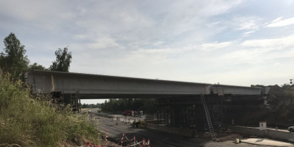 Stavebníci usadili nosníky nového mostu přes D4 u Skalky