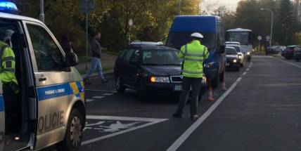 Nehoda komplikuje provoz ve Školní ulici