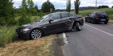 Právě teď: Nehoda dvou vozů blokuje jízdní pruh v Brodské ulici