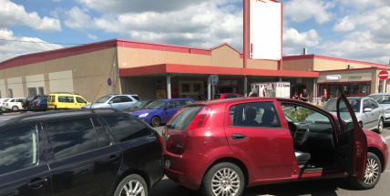 PRÁVĚ TEĎ: Neumí ještě ani číst nebo psát, ale už se mu povedlo nabourat tři auta