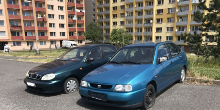 Místa na parkování ve městě zabírají vraky, majitelé se ale o jejich odstranění často nestarají