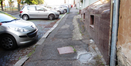 Najednou to jde, úraz na Komenského náměstí už nehrozí