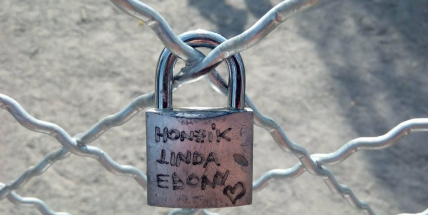 Brána lásky na Nováku přivítala první zámky zamilovaných