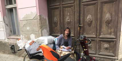 Bezdomovec odmítá opustit chodník před bývalou ubytovnou,  město hledá řešení