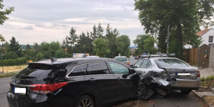Právě teď: Nehoda tří vozů omezuje provoz v Pražské ulici na Dobříši