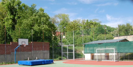 Většina školních hřišť bude přes prázdniny otevřena pro veřejnost