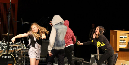 Žáci literárně-dramatického oboru ZUŠ Antonína Dvořáka zvou na Divadlo o páté