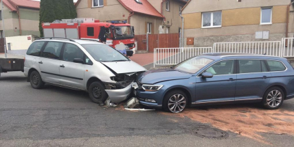 Dvě auta se srazila v Dobříši v ulici Part. Svobody