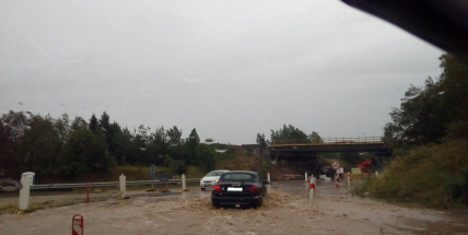 FOTO DNE: Déšť změnil sjezd na dálnici v rybník