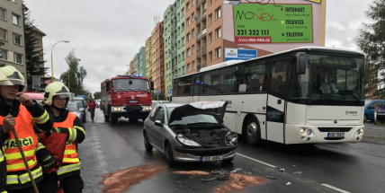 V Milínské blokuje dopravu nehoda dvou vozů
