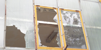 Opilec rozbíjel po hádce okna