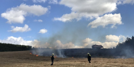 AKTUALIZOVÁNO: U Trhových Dušník hoří pole, oheň se šíří do blízkého lesa