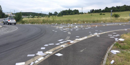 FOTO DNE: Na kruháči u masokombinátu dnes někdo přišel o papíry