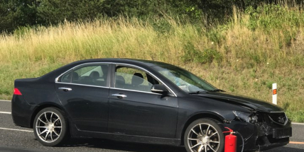 Sražený motorkář a dvě havarovaná vozidla komplikují dopravu u Mílína