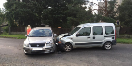 Aktuálně: Kolize dvou vozů blokuje jízdní pruh ve Lhotě u Příbramě