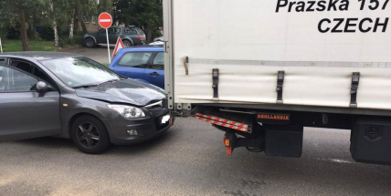 Osobní auto se střetlo s nákladním vozem v Dobříši