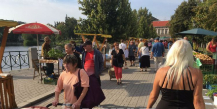 Farmářské trhy se v sobotu vrací na Dvořákovo nábřeží