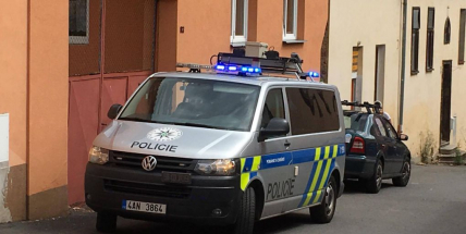 Seniorovi v Jincích skočily pod auto dva domy a peugeot