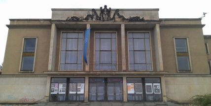 Po dobu divadelních prázdnin bude možné parkovat u zadního vchodu divadla