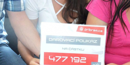 Peníze z charitativní sbírky byly předány rodině, které vyhořel dům